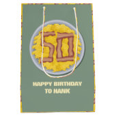 50th Birthday Party Mannen Funny Bacon Eggs Medium Cadeauzakje (Achterkant)