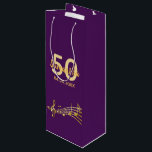 50th Birthday party paars gold muzieknoten name Wijn Cadeautas<br><div class="desc">Girly Paarse achtergrond met faux gouden muzieknoten voor een 50e verjaardag. Sjablonen voor de leeftijd van 50 jaar,  naam en datum. De naam is geschreven in een handgeschreven script. Gouden letters en cijfers.</div>