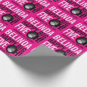 50th Verjaardag roze wit zwart fiveoh aangepaste f Cadeaupapier (Hoek)