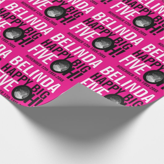 50th Verjaardag roze wit zwart fiveoh aangepaste f Cadeaupapier (Hoek)