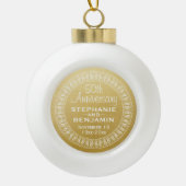 50th Wedding Jubileum Gepersonaliseerd goud Keramische Bal Ornament (Voorkant)