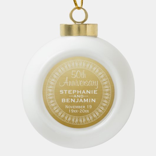 50th Wedding Jubileum Gepersonaliseerd goud Keramische Bal Ornament (Voorkant)