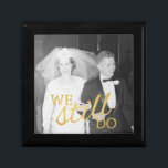 50th Wedding Jubileum Persoonlijke foto Golden Cadeaudoosje<br><div class="desc">Een afbeelding sjabloon voor een oude of een nieuwe foto! Perfecte gave voor ouders of grootouders. Een koepel dat u kunt aanpassen.</div>