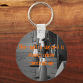 538322407_7856d9a679. De weg naar succes is al... Sleutelhanger (Voorkant)