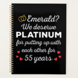 55e bruiloft Jubileum I - Emerald Funny Couple Planner<br><div class="desc">Leuk ontwerp, perfect voor iedereen die al 55 jaar getrouwd is en voor een huwelijksgelofte-vernieuwingsceremonie. Het is een geweldige bijpassende outfit voor koppels! 'Emerald? We verdienen platina voor het ophangen met elkaar voor 55 jaar citaat voor een paar dat 55 jaar geleden trouwde of een paar dat trouwgeloften hernieuwde op...</div>