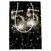 55e verjaardag Sparklers op zwart met sterren Medium Cadeauzakje (Voorkant)