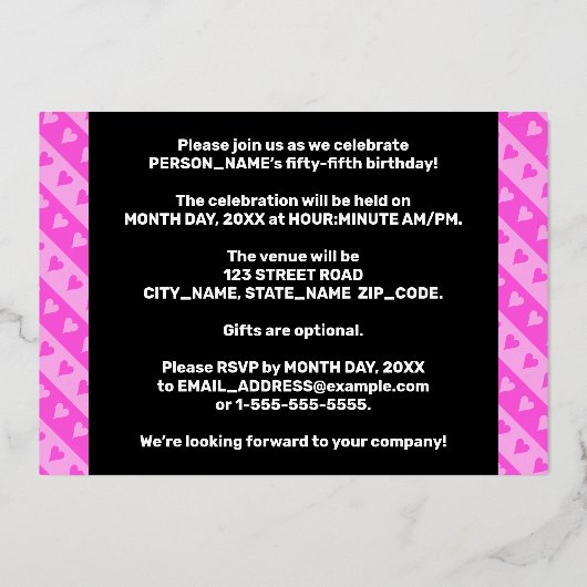 55e verjaardagsfeest — Leuke roze harten en strepe Folie Uitnodiging (Achterkant)