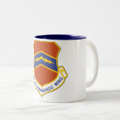 56e luchtcommandant Wing (ACW) Tweekleurige Koffiemok (Voorkant rechts)