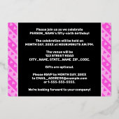 56e verjaardag — vuurroze harten en strips folie uitnodiging (Achterkant)