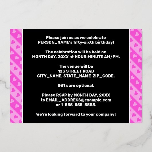 56e verjaardag — vuurroze harten en strips folie uitnodiging (Achterkant)
