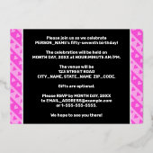 57e verjaardag — vuurroze harten en strips folie uitnodiging (Achterkant)