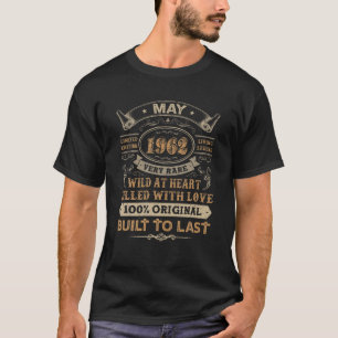 59e verjaardag geeft 59 jaar oude retroflector in t-shirt