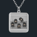 5 Kleine ninja's Zilver Vergulden Ketting<br><div class="desc">5 schattige kleine ninja's in verschillende opzichten en met een verscheidenheid aan wapens,  waaronder een dolk,  een paar nunchucks,  en het werpen van sterren.</div>