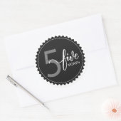 5 maanden Klassieke ronde Sticker (Envelop)