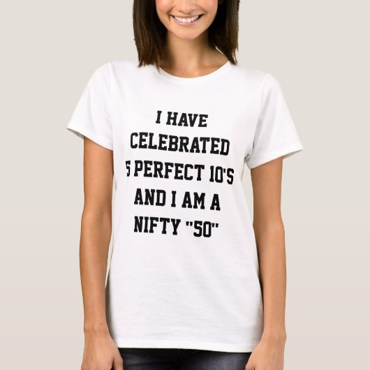 5 PERFECT 10 IS EEN VIJFTIG VROUW T-SHIRT (Voorkant)