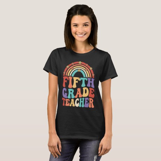 5e graad leraar Groovy regenboog terug naar school T-shirt (Voorkant volledig)
