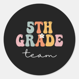 5e Gradenteam Retro Groovy Vrouwen Happy First Day Ronde Sticker