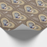 5e hout bruiloft verjaardag aangepaste foto wrap cadeaupapier<br><div class="desc">Huwelijksverjaardag inpakpapier in houtbruin. Personaliseer dit jubileumpapier met je eigen foto en bericht, naam en jubileumjaar. Eenvoudige handgemaakte houten effect hart vorm graphics vijfjaarlijkse, 5e houten bruiloft Jubileum wrapping papier ideaal om een speciaal cadeau voor uw vrouw of man op uw 5e Jubileum dat traditioneel wordt geassocieerd met hout en...</div>