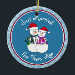 5e Jubileum Gift Fun Snow Paar Kerst Keramisch Ornament<br><div class="desc">Ons feestelijke sneeuwkoppel is gekleed voor koud weer in hun pattereerde sjaals, coördinerende wanten en rode kerstmuts. Leuke "Just Married"-boodschap, ongeacht hoe lang je familie of vrienden zijn getrouwd. Voeg hun namen en de datum van het jubileumjaar toe om een perfecte herinnering te maken die het jubileumpaar nog jaren zal...</div>