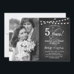 5e Jubileum met Foto - Krijtbord Wit Kaart<br><div class="desc">5e bruiloft Jubileum uitnodiging met foto. Elegant design in zwart en wit. Beschikt over krijtbordpatroon,  scriptlettertype en feeëntekenreekslampen. Hoera voor 5 jaar! Kan in elk jaar worden gepersonaliseerd. Stuur me een bericht als je nog meer maatwerk nodig hebt.</div>