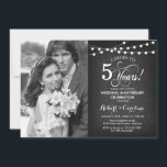 5e Jubileum met Foto - Krijtbord Wit Kaart<br><div class="desc">5e bruiloft Jubileum uitnodiging met foto. Elegant design in zwart en wit. Beschikt over krijtbordpatroon,  scriptlettertype en feeëntekenreekslampen. Hoera voor 5 jaar! Kan in elk jaar worden gepersonaliseerd. Stuur me een bericht als je nog meer maatwerk nodig hebt.</div>
