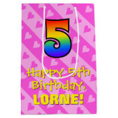 5e verjaardag: Fun roze hartstrepen & Regenboog 5 Medium Cadeauzakje (Achterkant)