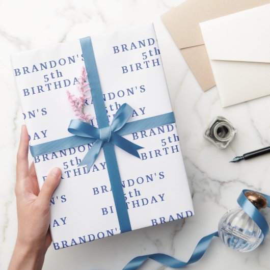 5e verjaardag schattig wit blauw eenvoudig modern cadeaupapier (Geschenken)