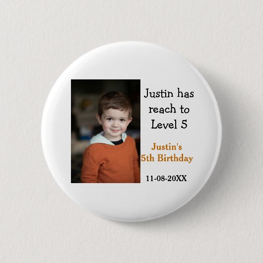 5e verjaardag spel op jongen foto naam moderne dat ronde button 5,7 cm (Voorkant)
