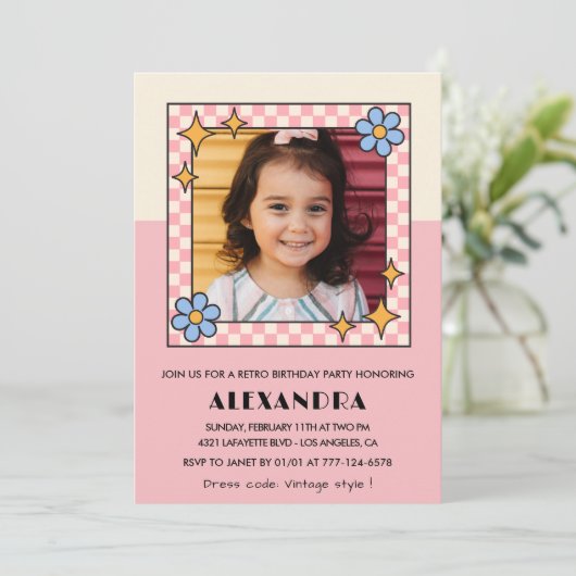 5e verjaardag uitnodiging Retro Groovy Pink Flower (Staand voorkant)