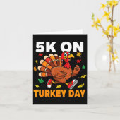 5k On Turkey Day Funny Running Thanksgiving Turkey Kaart (Gele Bloem)