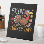 5K op Turkije Dag Thanksgiving Running Classic T-S Reclamebord Met Voetstuk (Insitu)