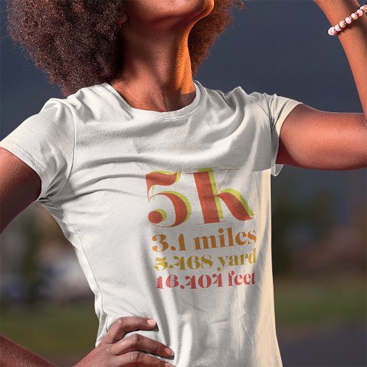 5K Running Race Afstand Vetgedrukte Rode Tekst T-shirt