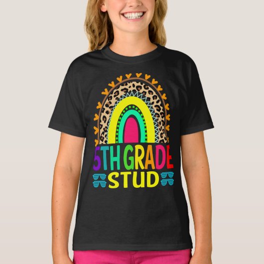 5th Grade Stud Regenboog Leopard Terug naar School T-shirt (Voorkant)