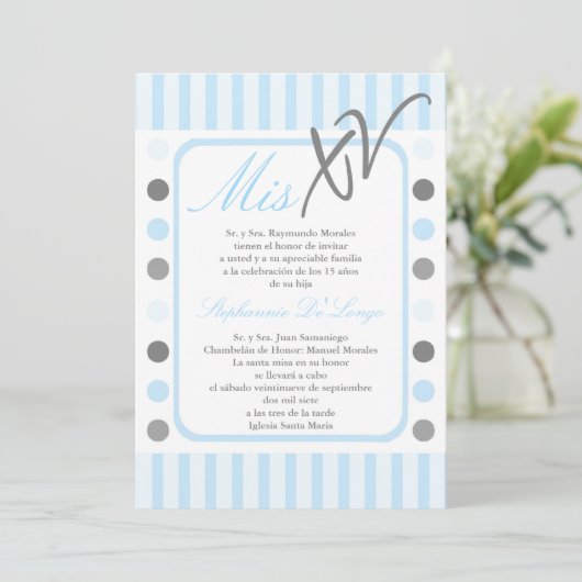 5x7 Blauwe Polka Dot Quinceanera Party Uitnodiging (Staand voorkant)