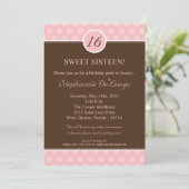 5x7 Roze Monogram Polka Dot 16 Verjaardag Uitnodig Kaart (Staand voorkant)