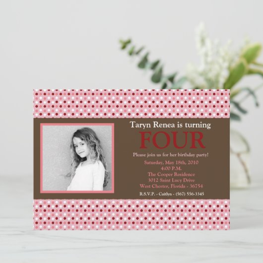 5x7 Roze Polka Dot Foto Verjaardag Uitnodiging (Staand voorkant)