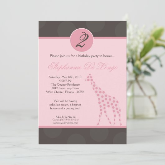 5x7 Roze Polka Dot Giraffe Verjaardag Par Uitnodig Kaart (Staand voorkant)