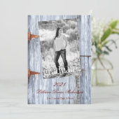 5x7 Senior Aankondiging Witte Wassen Houten Schuur (Staand voorkant)