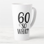 60 Dus wat Grappige Citaat Typografie 60ste Verjaa Latte Mok (Rechterhoek)