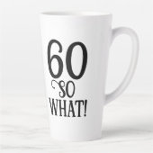 60 Dus wat Grappige Citaat Typografie 60ste Verjaa Latte Mok (Rechts)