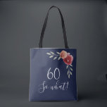 60 dus welke Waterverf Rozen Floral 60th Birthday Tote Bag<br><div class="desc">Positief 60, dus welke Waterverf Rozen Floral 60th Birthday Canvas tas. Motivatie en positief geschenk voor een vrouw. Het ontwerp bevat een positief en grappig citaat 60, wat in moderne typografie en mooie rode waterverf rozen en draden. De tas is een geweldig cadeau voor een vrouw die haar zestigste verjaardag...</div>
