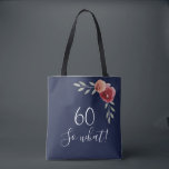 60 dus welke Waterverf Rozen Floral 60th Birthday Tote Bag<br><div class="desc">Positief 60, dus welke Waterverf Rozen Floral 60th Birthday Canvas tas. Motivatie en positief geschenk voor een vrouw. Het ontwerp bevat een positief en grappig citaat 60, wat in moderne typografie en mooie rode waterverf rozen en draden. De tas is een geweldig cadeau voor een vrouw die haar zestigste verjaardag...</div>