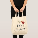 60 dus welke Waterverf Rozen Floral 60th Birthday Tote Bag<br><div class="desc">Positief 60, dus welke Waterverf Rozen Floral 60th Birthday Canvas tas. Grappig en positief geschenk voor een vrouw. Het ontwerp bevat een positief en grappig citaat 60, dus wat en mooie rode waterverf rozen en draden. De tas is een geweldig cadeau voor een vrouw die haar zestigste verjaardag viert met...</div>