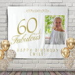 60 en Fabulous 60th Birthday Foto achtergrond Wandkleed<br><div class="desc">Elegant Golden 60 en Fabulous Elegant 60th Birthday Photo Backdrop Tapestry. 60 en geweldige tekst in trendy golden script met foto en naam. Pas het aan met je foto,  jouw naam en leeftijd,  en maak je eigen elegante verjaardagsfeestje voor het verjaardagsfeest van de vrouw.</div>