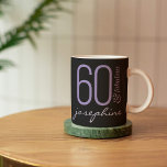 60 en Fabulous 60th Birthday Gift Koffiemok<br><div class="desc">Vier het draaien van 60 in stijl met dit elegante 60e verjaardagsontwerp. 60 en Fabulous in trendy violet en witte tekst op een zwarte achtergrond. De woorden "60 and Fabulous" zijn ingesteld met behulp van populaire typografie.</div>