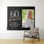 60 en Fabulous Black 60th Birthday-fotoachtergrond Wandkleed<br><div class="desc">60 en Fabulous Black 60th Birthday Photo Backdrop Tapestry. 60 en fabelachtige tekst in trendy manuscript met een naam op een zwarte achtergrond. Pas het aan met je foto, jouw naam en leeftijd, en maak je eigen verjaardagsbanner. Het is een geweldige banner en achtergrond voor het verjaardagsfeest van een vrouw....</div>