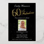 60 en Fabulous Black 60th Birthday Gold Folie Uitnodiging<br><div class="desc">Elegant 60 en Fabulous Black 60th Birthday Gold Foil Invitation. Goudfolie op zwarte achtergrond. Voeg je foto- en partijgegevens toe.</div>