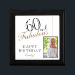 60 en Fabulous Elegant 60th Birthday Foto Cadeaudoosje<br><div class="desc">60 en Fabulous Elegant 60th Verjaardag Foto geschenkdoos. Voeg jouw naam en foto toe.</div>