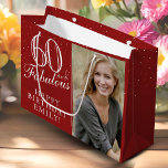 60 en Fabulous Elegant 60th Birthday Foto Groot Cadeauzakje<br><div class="desc">60 en Fabulous Elegant 60e verjaardag Foto Gift Bag. 60 en fantastische tekst in trendy schrift met een naam op een rode achtergrond. Personaliseer het met uw foto,  naam en leeftijd. Het is een geweldige gepersonaliseerde foto cadeau tas voor de verjaardag van een vrouw.</div>