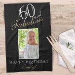 60 en Fabulous Elegant 60th Birthday Foto Theedoek<br><div class="desc">60 en Fabulous Elegant 60th Birthday Foto keukenhanddoek. Elegant script in witte en gouden kleuren. Voeg jouw naam en foto toe.</div>